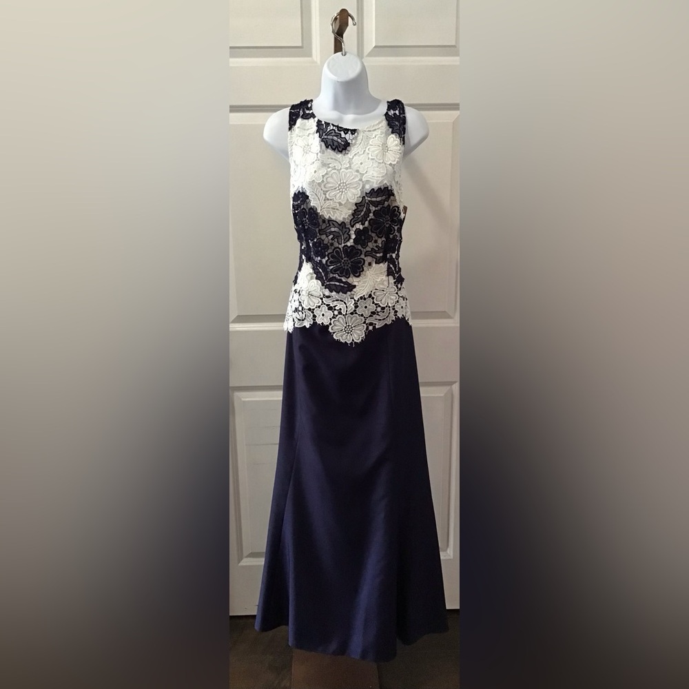 Tahari Elegant Navy and White Dress, Mermaid FIt Sleeveless Size 12
